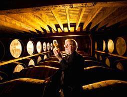 Discover Edinburgh or the Highlands with a whisky expert